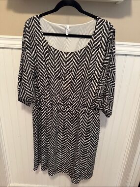 Studio Y Black & White Chevron Scoop Midi Dress